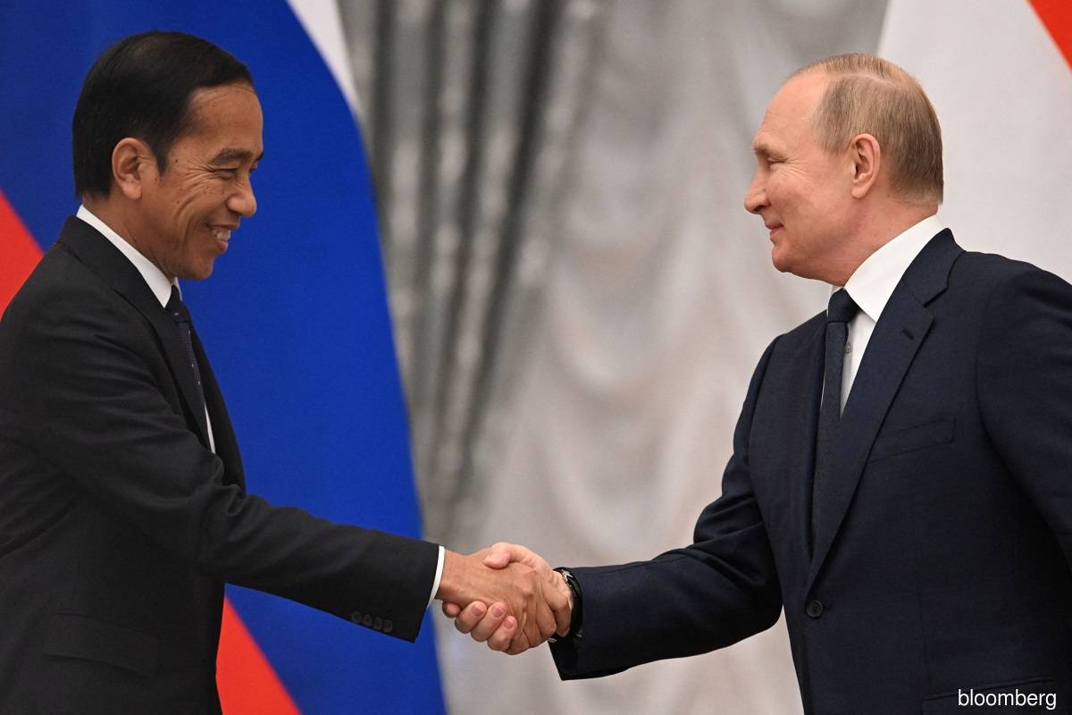Putin (right) said Moscow could take part in Jokowi's plan to move Indonesia’s capital to the island of Kalimantan from Jakarta, according to a statement by the Russian Embassy in the country. (Photo by Bloomberg)